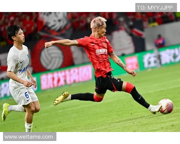 足球明星与啤酒的完美结合高清图片展现球场激情与畅快饮酒体验